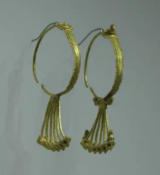 Gold temple pendants with pyramid-like pendants